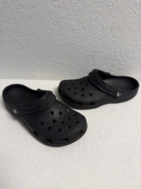 Crocs Black Classic Clog Slip-On Sandals M  8-9 W 10-11